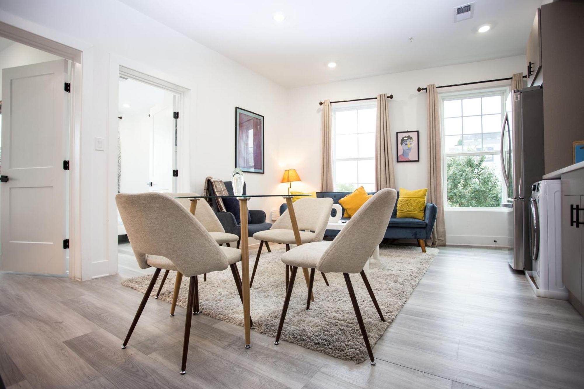 It'S A Corner Unit With Cool City Skyline Views! Washington Exterior photo